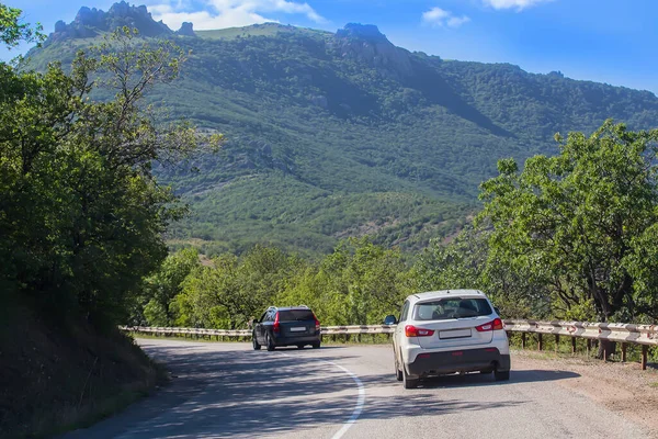 Bilar Rör Sig Längs Slingrande Motorväg Höglandet Sommaren — Stockfoto