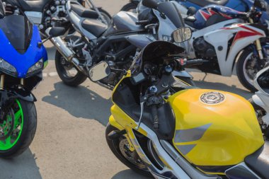 Gün içinde şehirde motosikletler park halinde..