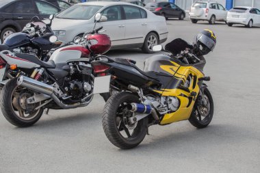 Gün boyunca şehirde motosikletler park halinde..