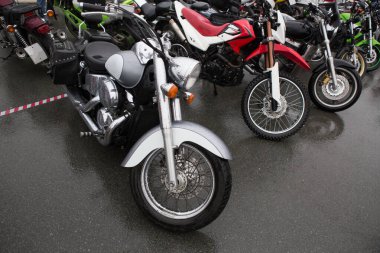 Yağmurda sıra sıra park etmiş motosikletler. Yakın plan..