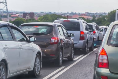 Gün boyunca şehrin ana caddesinde trafik vardı.