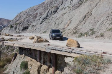 Dağ yamacındaki dağlık alanda otoyolun tahrip edilmesi