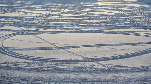 Donmuş Nehrin Yüzeyindeki Karda Kayak Izleri — Stok fotoğraf