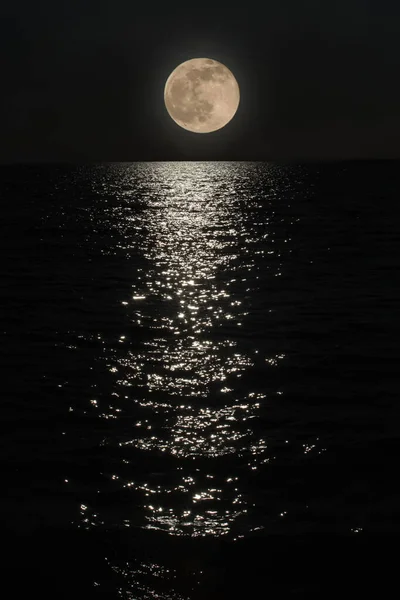 Lua Cheia Noite Sobre Mar Caminho Lunar Superfície Água — Fotografia de Stock