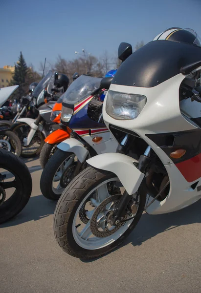 Motocicletas Aparcamiento Ciudad Día Cerca —  Fotos de Stock