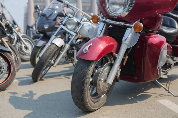 Motorcyklar Parkering Staden Dagen Närbild — Stockfoto