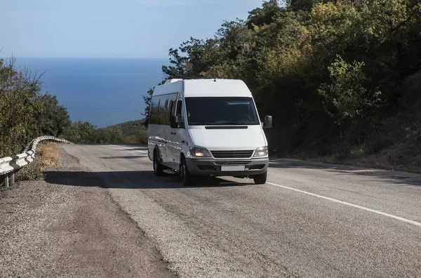 Minibus Przeprowadza Się Latem Drogą Morza — Zdjęcie stockowe