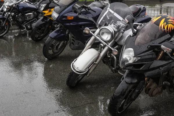 Motocicletas Estacionadas Fila Bajo Lluvia Primer Plano —  Fotos de Stock