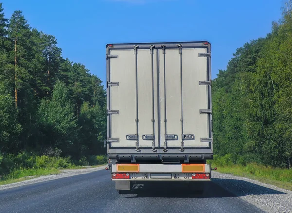 Ciężarówka Przewozi Ładunek Autostradzie Krajowej — Zdjęcie stockowe