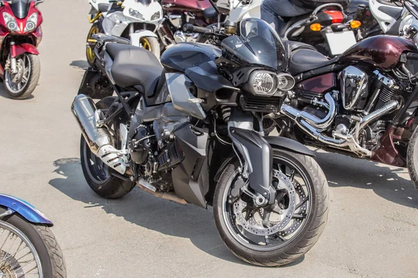 Motocicletas Estacionamento Cidade Durante Close Dia — Fotografia de Stock