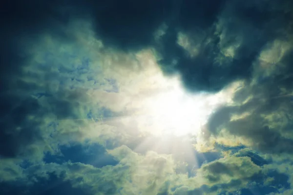 Heldere Zon Een Prachtige Bewolkte Lucht Hemels Landschap — Stockfoto