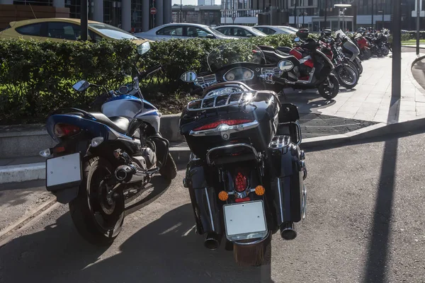 Motorcycles Cars Parking Lot Downtown — Stock Photo, Image