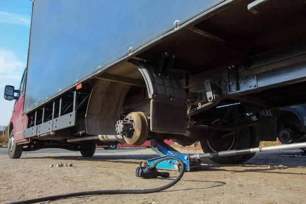 Lastbil Hjul Reparation Parkeringen Vid Bilservice — Stockfoto