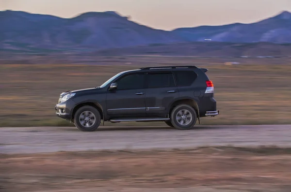 Suv 들판과 시골길을 달린다 움직임 — 스톡 사진