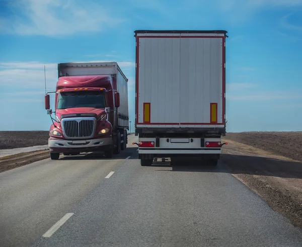 Caminhões Escolta Move Estrada País — Fotografia de Stock