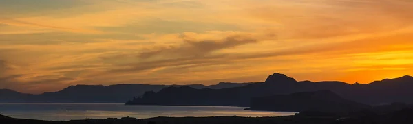 Piękny Zachód Słońca Nad Morską Laguną Górach Panorama — Zdjęcie stockowe