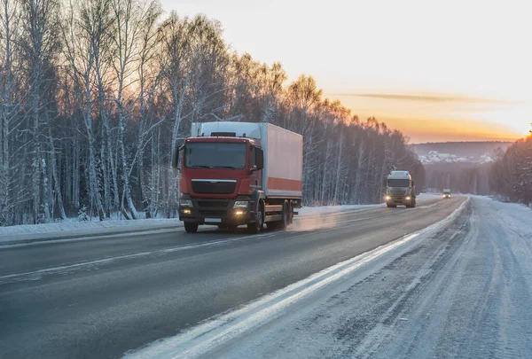 Vrachtwagens Bewegen Winter Langs Landweg Langs Het Bos — Stockfoto