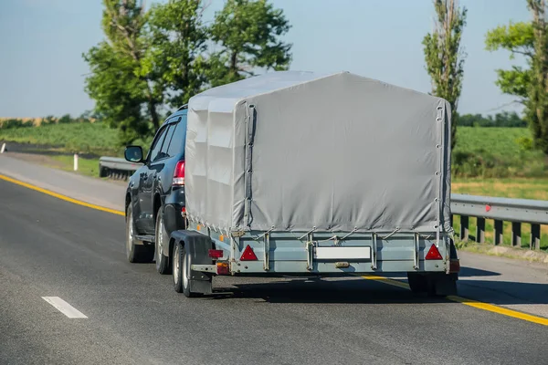 Auto Con Rimorchio Muove Strada Campagna Estate — Foto Stock