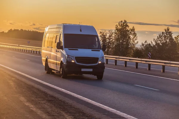 Minibus Κινείται Κατά Μήκος Προαστιακό Αυτοκινητόδρομο Κατά Την Ανατολή Φωτογραφία Αρχείου