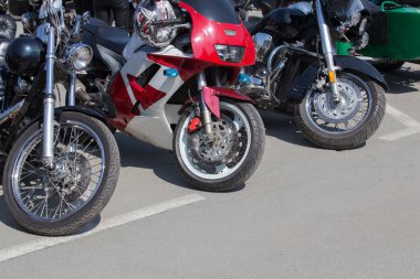 Yaz günü otoparkta motosikletler.