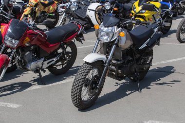 Yaz günü otoparkta motosikletler.