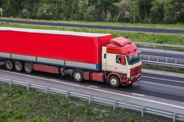 Kamyon köy yolunda ilerliyor.