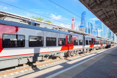 Moskova 'daki demiryolu hattını bağlayın. Platformdan trene ve Moskova 'daki binalara bakın.