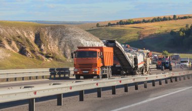 Şehrin dışında bir otoyol inşaatında yol ekipmanı.