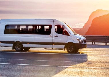 Dağlardaki otobüs gün ışığıyla aydınlandı.