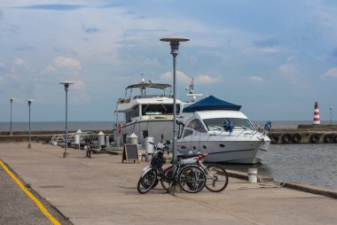 Yaz günü rıhtımda motorlu yatlar