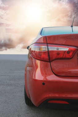 Araba gün batımına doğru hareket ediyor güneşli gökyüzüne doğru