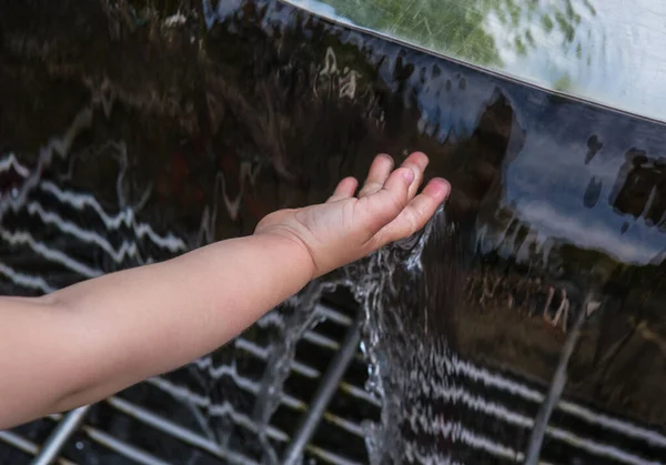 Kinderhand Berührt Den Wasserfluss Aus Nächster Nähe — Stockfoto