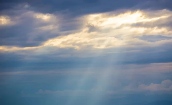 Sonnenstrahlen Die Durch Die Wolken Blauen Himmel Scheinen — Stockfoto