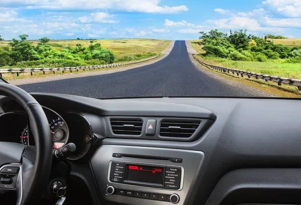 Vista Desde Coche Conduciendo Por Una Carretera Suburbana Verano — Foto de Stock