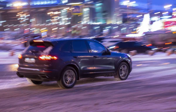 Suv Mueve Por Noche Largo Calle Iluminada Ciudad —  Fotos de Stock