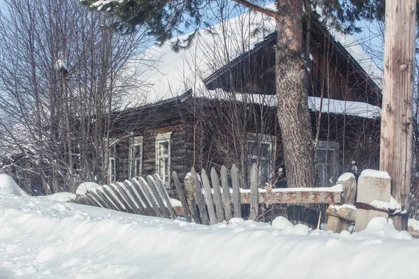 Старый Заброшенный Дом Зимний Период Снегом — стоковое фото