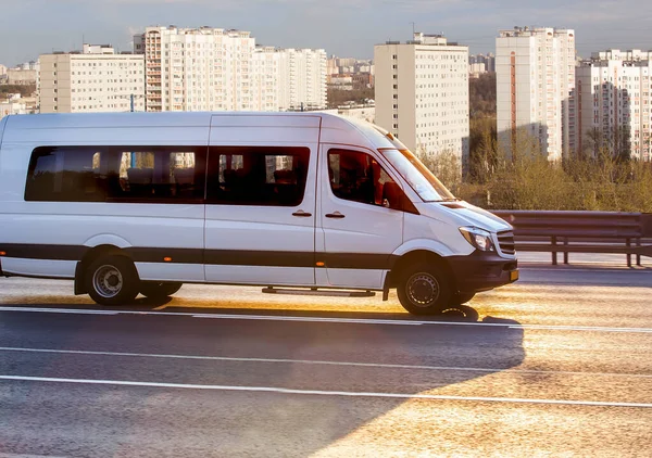 Λευκό Minibus Πηγαίνει Στην Οδό Της Πόλης — Φωτογραφία Αρχείου