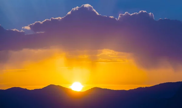 海によって山の上に美しい明るい夕日 — ストック写真