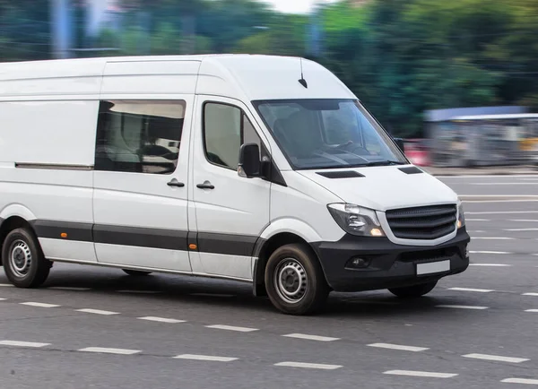 Minibus Branco Vai Rua Cidade — Fotografia de Stock