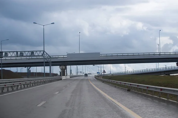 Nuevo Cruce Carreteras Fuera Ciudad Verano Bajo Lluvia — Foto de Stock