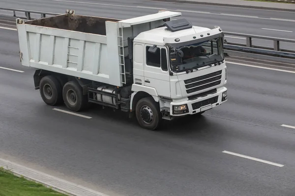 Спусковий Вантажівка Їде Багатосмуговій Дорозі Влітку Ліцензійні Стокові Фото