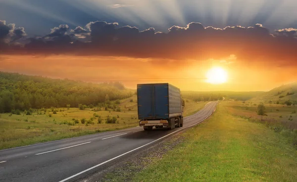 Вантажівка Рухається Приміському Шосе Заході Сонця Влітку Стокове Зображення