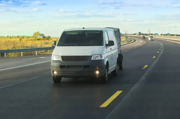 Karavanı Olan Minivan Köy Yolunda Ilerliyor — Stok fotoğraf