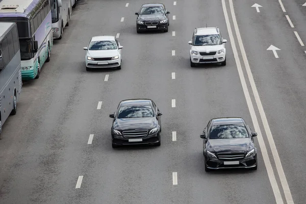 Biltrafik Flerfilig Motorväg Staden Utsikt Ovanifrån — Stockfoto