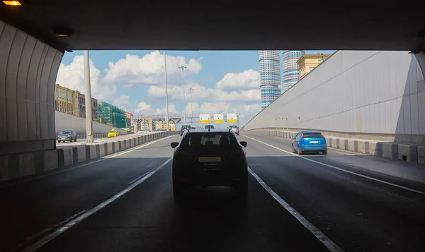 Autoverkeer Een Stad Een Snelweg Met Meerdere Rijstroken — Stockfoto