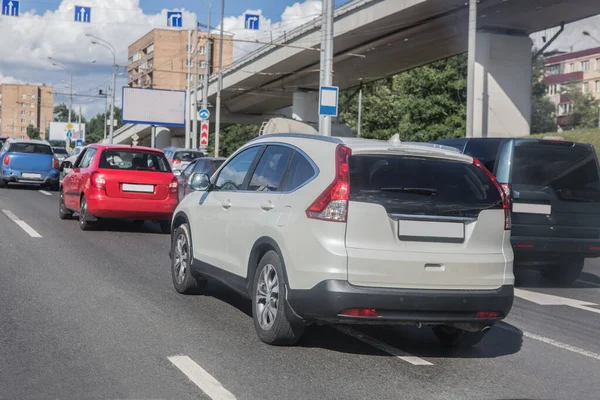 Ruch Samochodowy Głównej Ulicy Miasta Ciągu Dnia — Zdjęcie stockowe