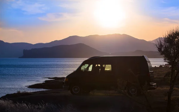 Minivan Meer Bei Sonnenuntergang Vor Der Kulisse Der Berge — Stockfoto