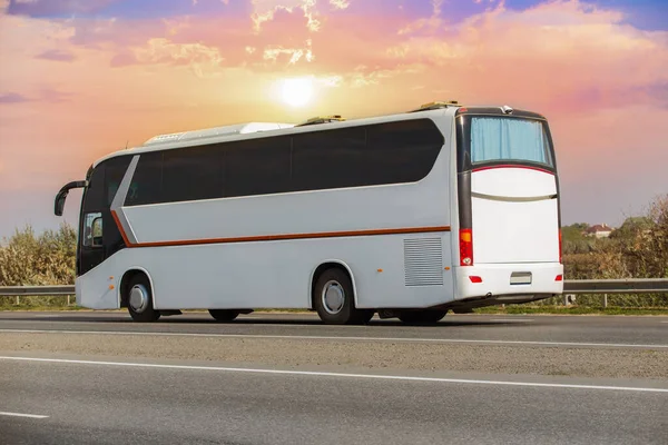 Автобус Їде Сільському Шосе — стокове фото