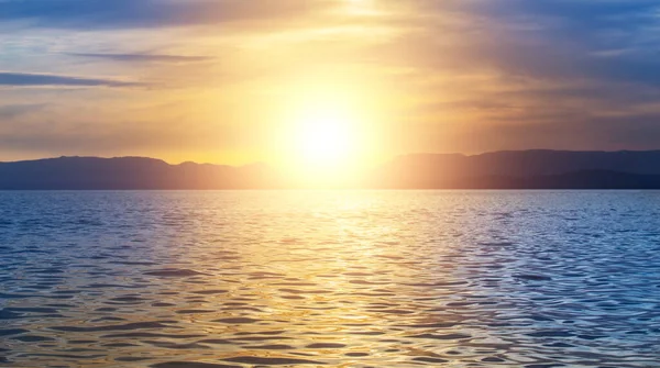 曇り空の海の上に美しい夕日 — ストック写真