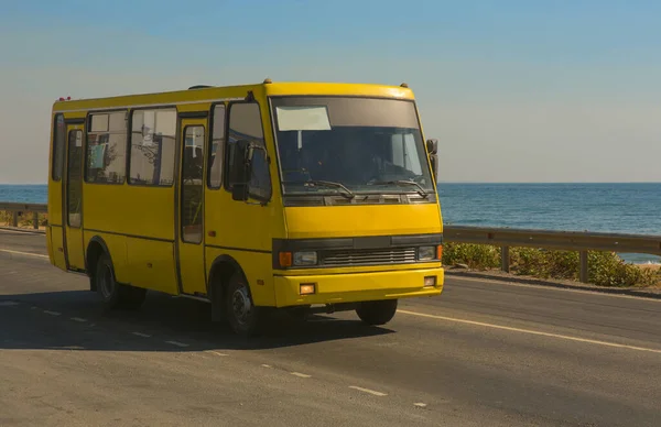 Żółty Autobus Porusza Się Wzdłuż Drogi Nad Morzem — Zdjęcie stockowe